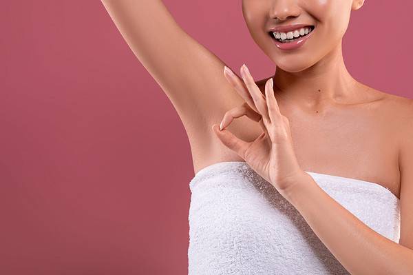 asian woman lifting hand up, showing clean and hygienic armpits